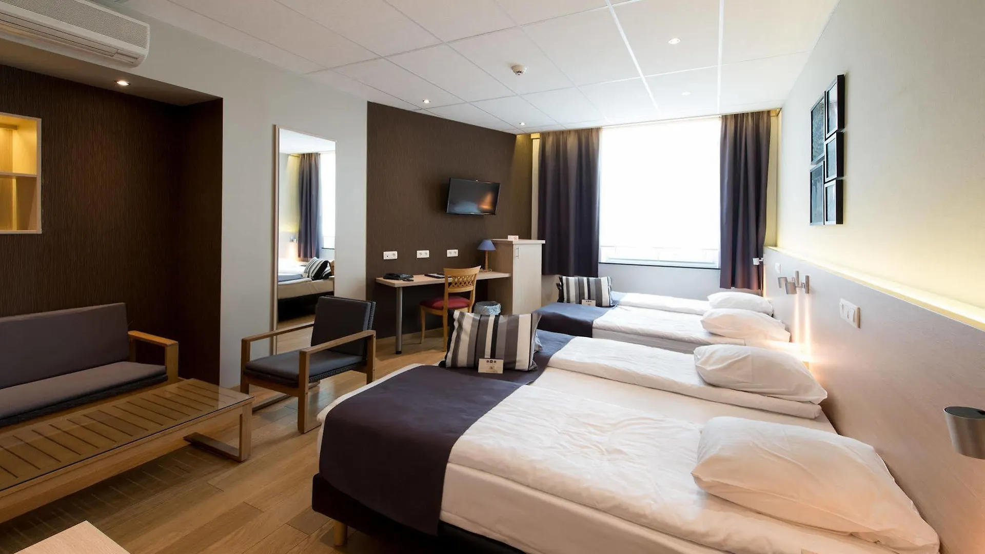 ***  Hotel De L'Univers Liege Belgium